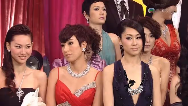 時隔19年,佘詩曼首次回應與黎姿不和,並曝TVB藝人台慶「內鬥」