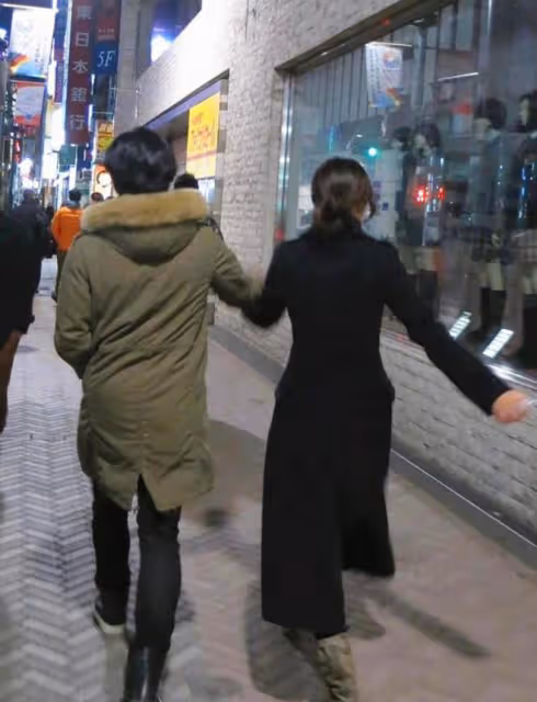 鄭伊健日本慶結婚10周年!與蒙嘉慧街頭牽手秀恩愛,無兒女仍幸福