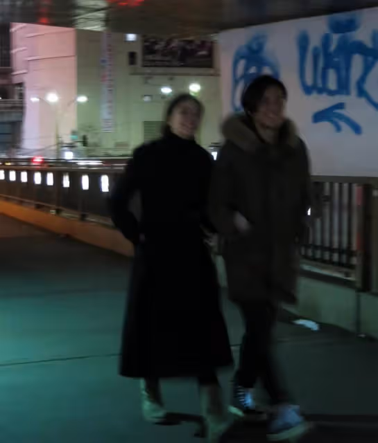 鄭伊健日本慶結婚10周年!與蒙嘉慧街頭牽手秀恩愛,無兒女仍幸福