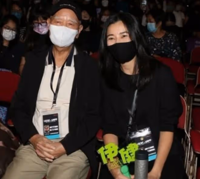 鄭伊健日本慶結婚10周年!與蒙嘉慧街頭牽手秀恩愛,無兒女仍幸福