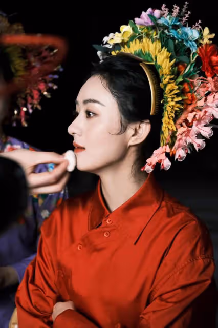 35歲趙麗穎故事感大片釋出,在古城取景拍攝,捧著碗煙火氣兒十足