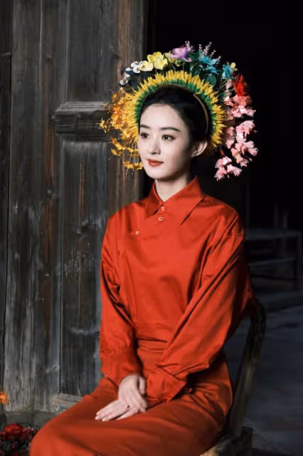 35歲趙麗穎故事感大片釋出,在古城取景拍攝,捧著碗煙火氣兒十足