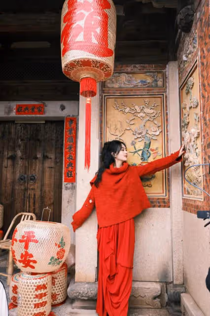 35歲趙麗穎故事感大片釋出,在古城取景拍攝,捧著碗煙火氣兒十足