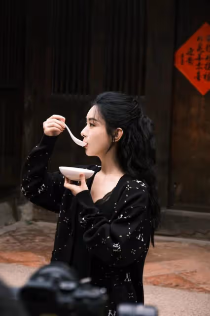 35歲趙麗穎故事感大片釋出,在古城取景拍攝,捧著碗煙火氣兒十足