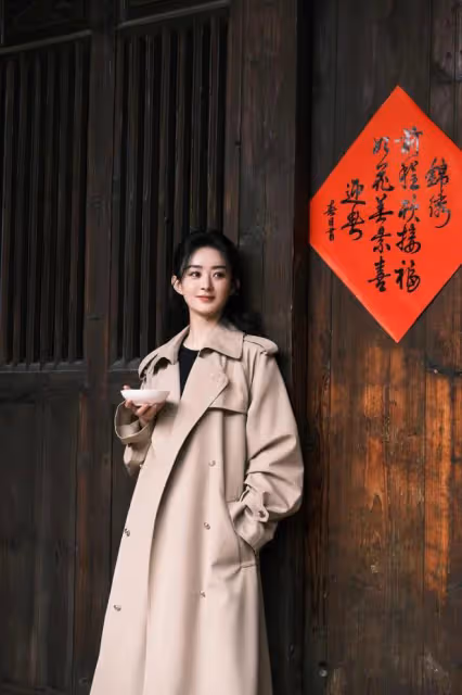 35歲趙麗穎故事感大片釋出,在古城取景拍攝,捧著碗煙火氣兒十足
