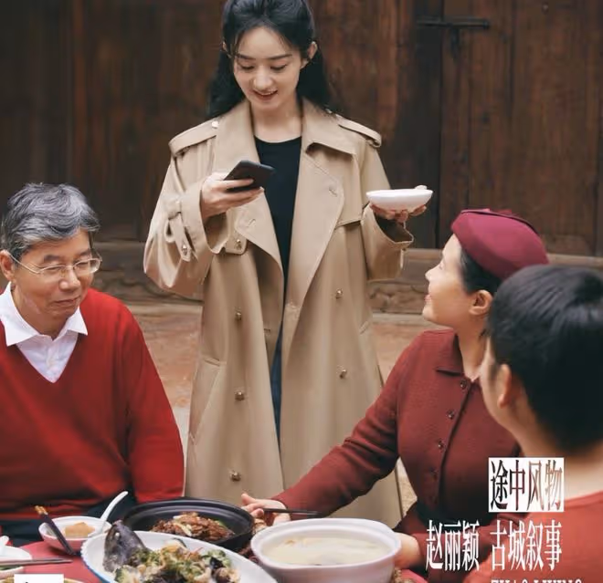 35歲趙麗穎故事感大片釋出,在古城取景拍攝,捧著碗煙火氣兒十足