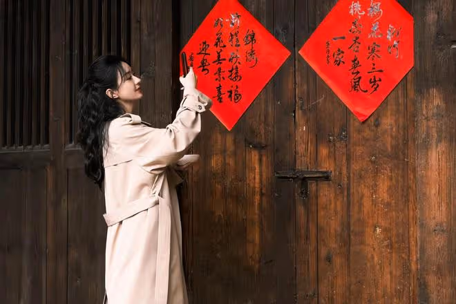 35歲趙麗穎故事感大片釋出，在古城取景拍攝，捧著碗煙火氣兒十足
