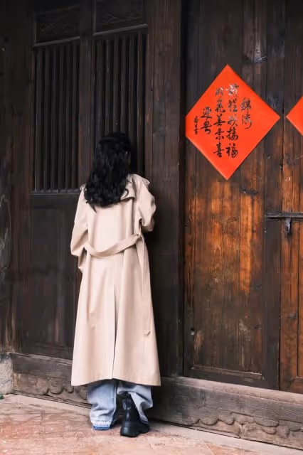 35歲趙麗穎故事感大片釋出，在古城取景拍攝，捧著碗煙火氣兒十足