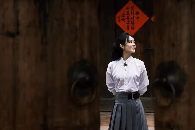 35歲趙麗穎故事感大片釋出，在古城取景拍攝，捧著碗煙火氣兒十足