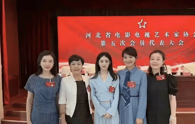 35歲趙麗穎故事感大片釋出，在古城取景拍攝，捧著碗煙火氣兒十足