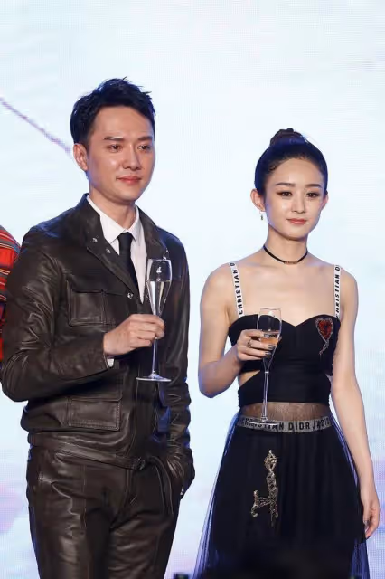35歲趙麗穎故事感大片釋出，在古城取景拍攝，捧著碗煙火氣兒十足