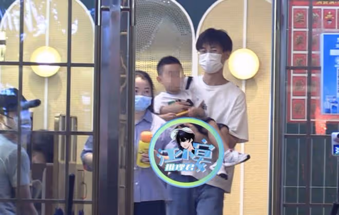 35歲趙麗穎故事感大片釋出，在古城取景拍攝，捧著碗煙火氣兒十足