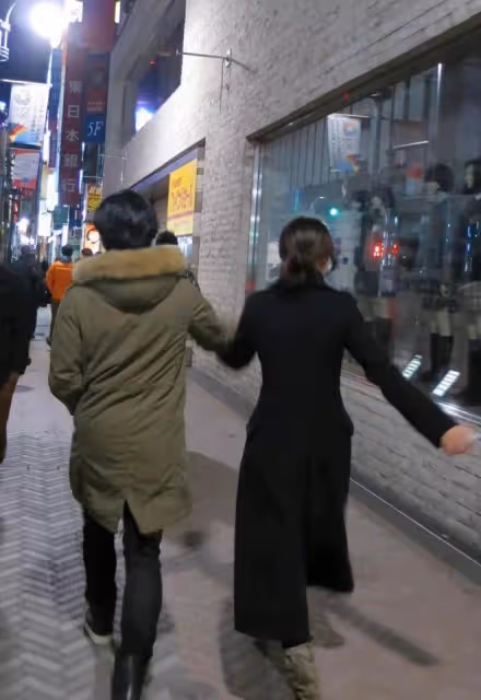 49歲蒙嘉慧慶結婚10周年,罕見曬與鄭伊健同框照,牽手漫步好恩愛