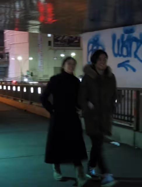 49歲蒙嘉慧慶結婚10周年,罕見曬與鄭伊健同框照,牽手漫步好恩愛