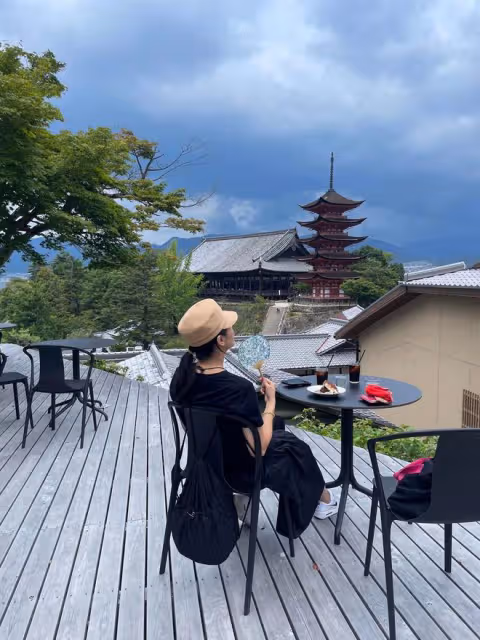 49歲蒙嘉慧慶結婚10周年,罕見曬與鄭伊健同框照,牽手漫步好恩愛