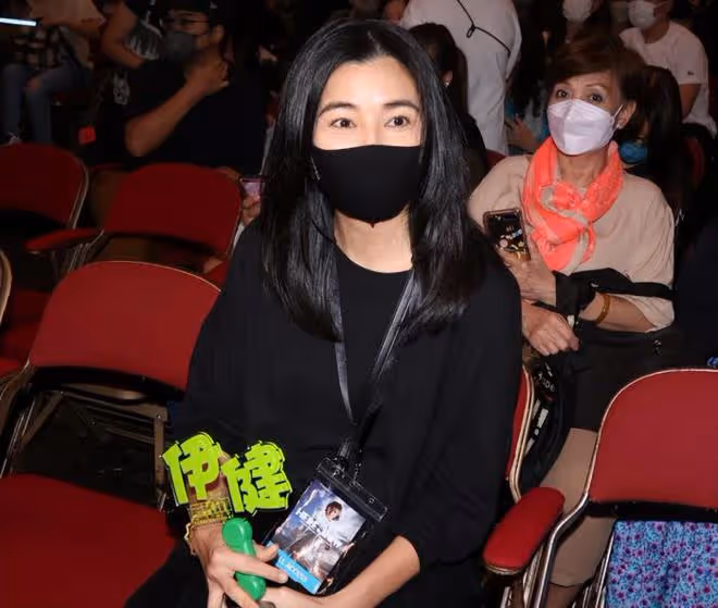 49歲蒙嘉慧慶結婚10周年,罕見曬與鄭伊健同框照,牽手漫步好恩愛