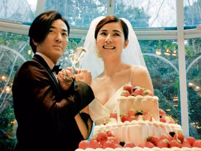49歲蒙嘉慧慶結婚10周年,罕見曬與鄭伊健同框照,牽手漫步好恩愛