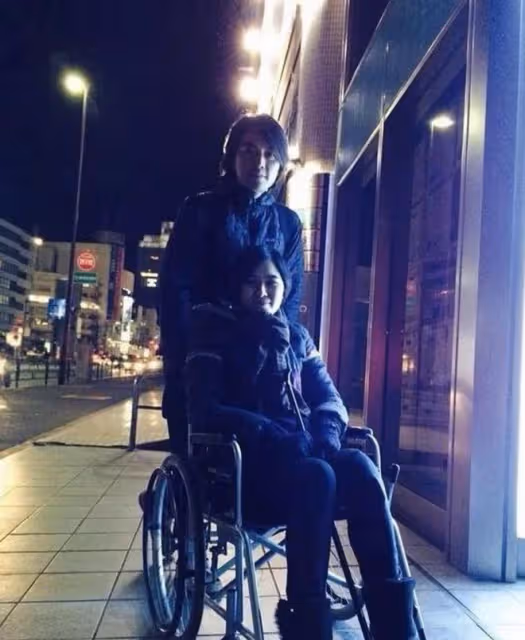 49歲蒙嘉慧慶結婚10周年,罕見曬與鄭伊健同框照,牽手漫步好恩愛