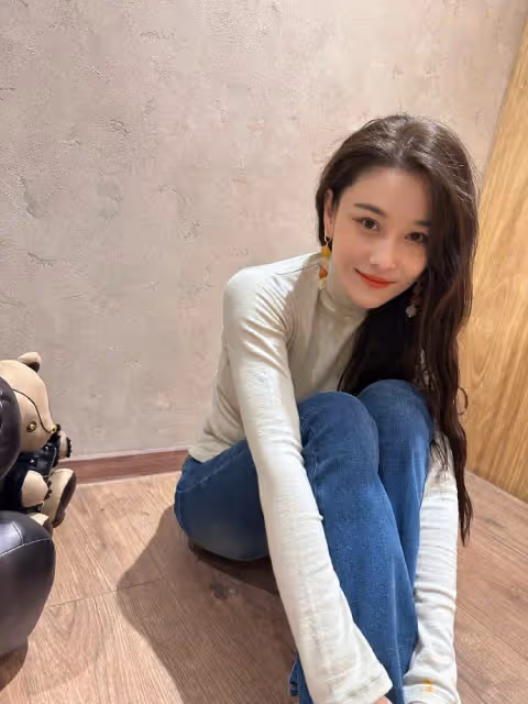 張馨予曬老公視角美照,過年不長胖反而更苗條,小蠻腰吸睛十足