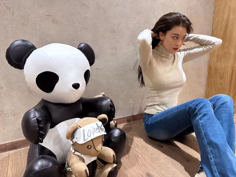 張馨予曬老公視角美照,過年不長胖反而更苗條,小蠻腰吸睛十足