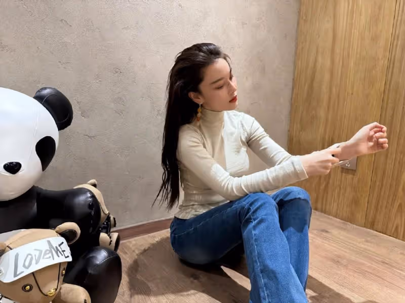 張馨予曬老公視角美照,過年不長胖反而更苗條,小蠻腰吸睛十足