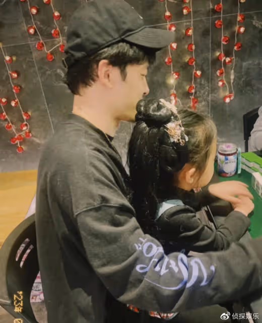 懷二胎了?穎兒曬春節聚餐照,女兒小月亮手繪一家四口搶鏡