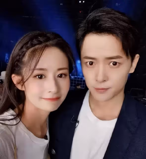 懷二胎了?穎兒曬春節聚餐照,女兒小月亮手繪一家四口搶鏡