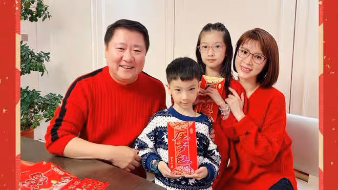 金巧巧曬全家福賀新年，與老公於冬一人抱一娃，一家四口超幸福