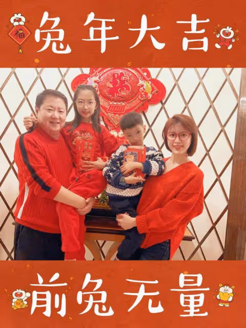 金巧巧曬全家福賀新年,與老公於冬一人抱一娃,一家四口超幸福