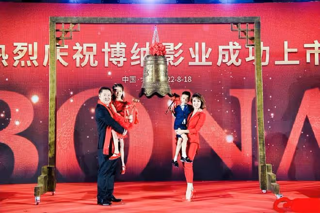 金巧巧曬全家福賀新年，與老公於冬一人抱一娃，一家四口超幸福