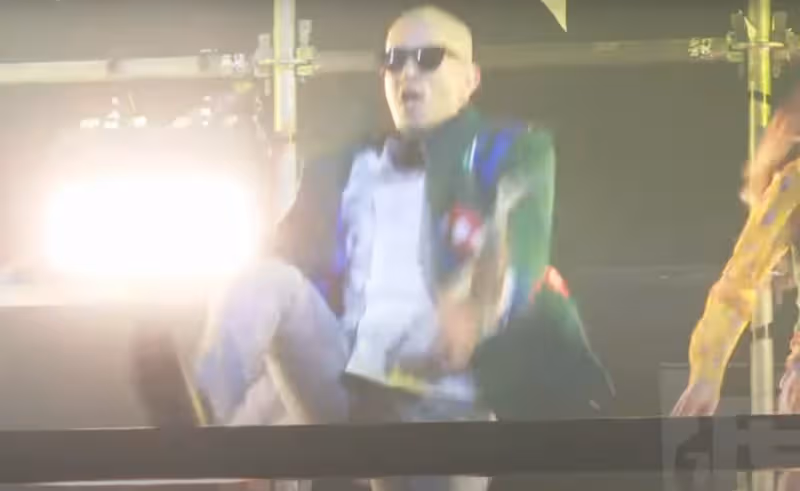具俊曄用家事玩梗?演出時大玩床墊砸頭,張蘭嘲笑對方太可憐