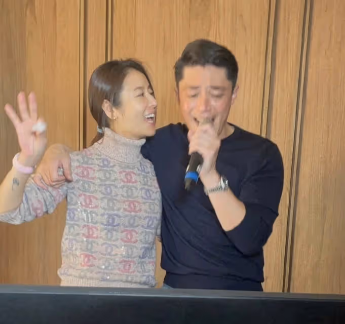 林心如曬47歲慶生照,霍建華緊摟妻子深情獻唱,夫妻倆素顏出鏡好真實