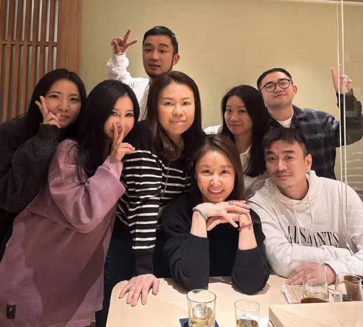 林心如曬47歲慶生照,霍建華緊摟妻子深情獻唱,夫妻倆素顏出鏡好真實