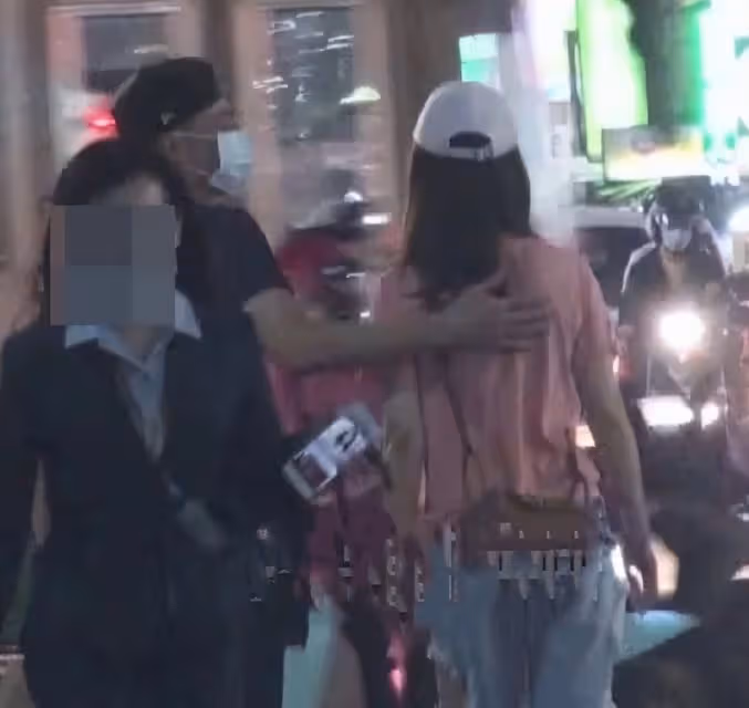 林心如曬47歲慶生照,霍建華緊摟妻子深情獻唱,夫妻倆素顏出鏡好真實