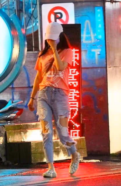 林心如曬47歲慶生照,霍建華緊摟妻子深情獻唱,夫妻倆素顏出鏡好真實