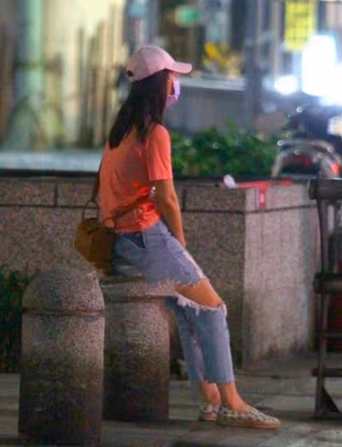 林心如曬47歲慶生照,霍建華緊摟妻子深情獻唱,夫妻倆素顏出鏡好真實