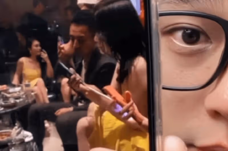 葛斯齊再爆汪小菲黑料,曬他和女生接吻,稱其和張穎穎戀愛時也出軌