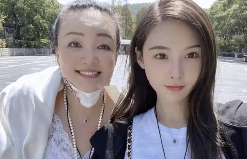 葛斯齊再爆汪小菲黑料，曬他和女生接吻，稱其和張穎穎戀愛時也出軌