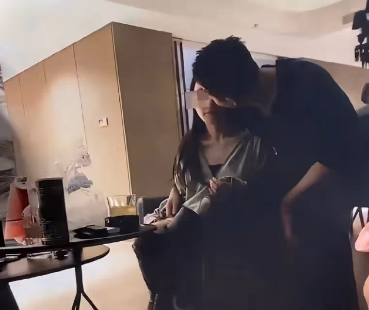 葛斯齊再爆汪小菲黑料，曬他和女生接吻，稱其和張穎穎戀愛時也出軌