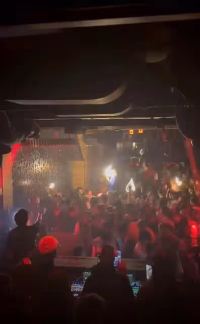 網友酒吧偶遇鹿晗,與性感美女同台忙避嫌,忘情跳舞氣氛嗨