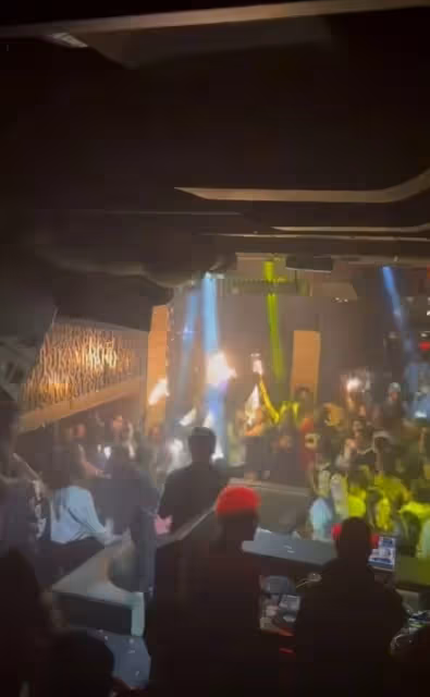 網友酒吧偶遇鹿晗,與性感美女同台忙避嫌,忘情跳舞氣氛嗨