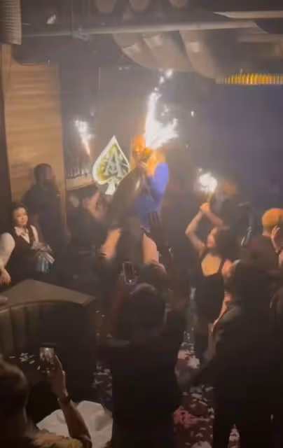 網友酒吧偶遇鹿晗,與性感美女同台忙避嫌,忘情跳舞氣氛嗨