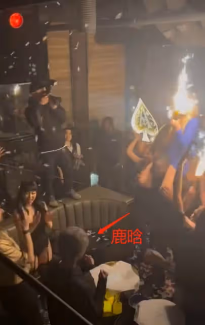 網友酒吧偶遇鹿晗,與性感美女同台忙避嫌,忘情跳舞氣氛嗨