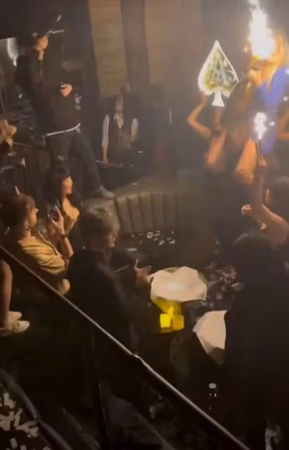 網友酒吧偶遇鹿晗,與性感美女同台忙避嫌,忘情跳舞氣氛嗨