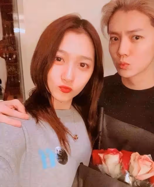 網友酒吧偶遇鹿晗,與性感美女同台忙避嫌,忘情跳舞氣氛嗨