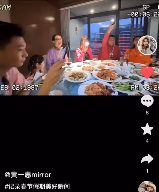 65歲鞏漢林與家人聚餐,愛妻孫女在身邊太幸福,滿面紅光狀態佳