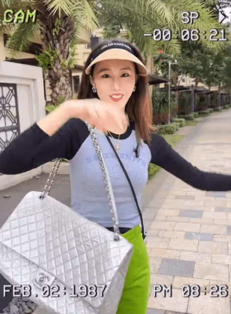 65歲鞏漢林與家人聚餐,愛妻孫女在身邊太幸福,滿面紅光狀態佳
