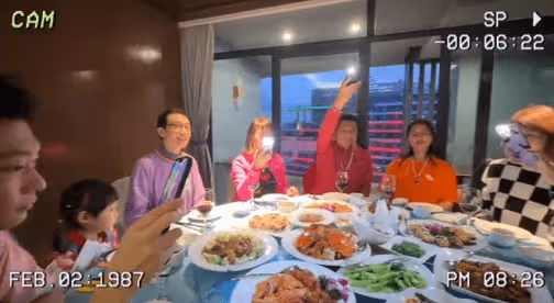 65歲鞏漢林與家人聚餐,愛妻孫女在身邊太幸福,滿面紅光狀態佳