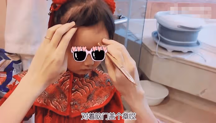 苗苗一家人歡度春節，與鄭愷包餃子，兒女罕見露面姐弟倆太可愛