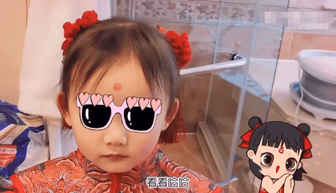 苗苗一家人歡度春節，與鄭愷包餃子，兒女罕見露面姐弟倆太可愛